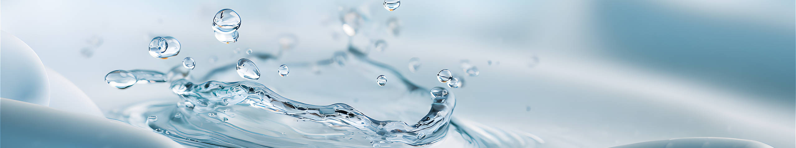 Wasserspritzer auf unscharfen Hintergrund