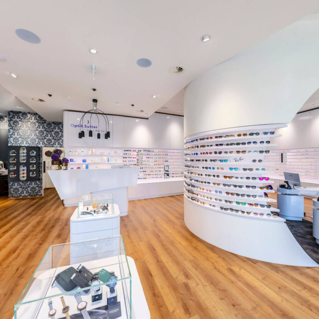 Raumtrenner Insel mit Brillenregale und Zahlungsterminal