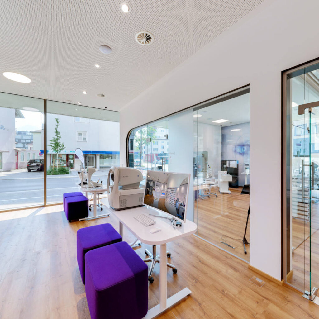 Stationen mit verschiedenen optometrische Geräte