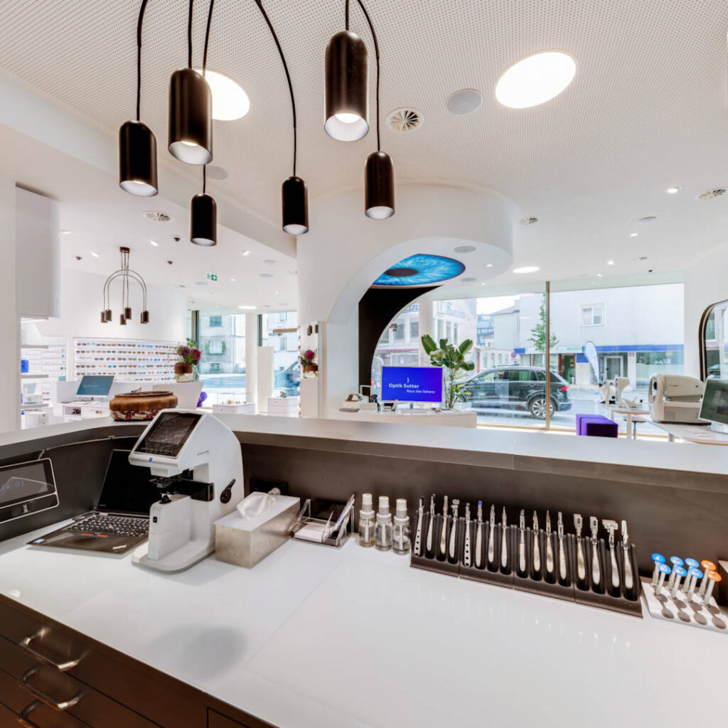 Werkzeuge hinter der Bar und ein Blick in das Geschäft